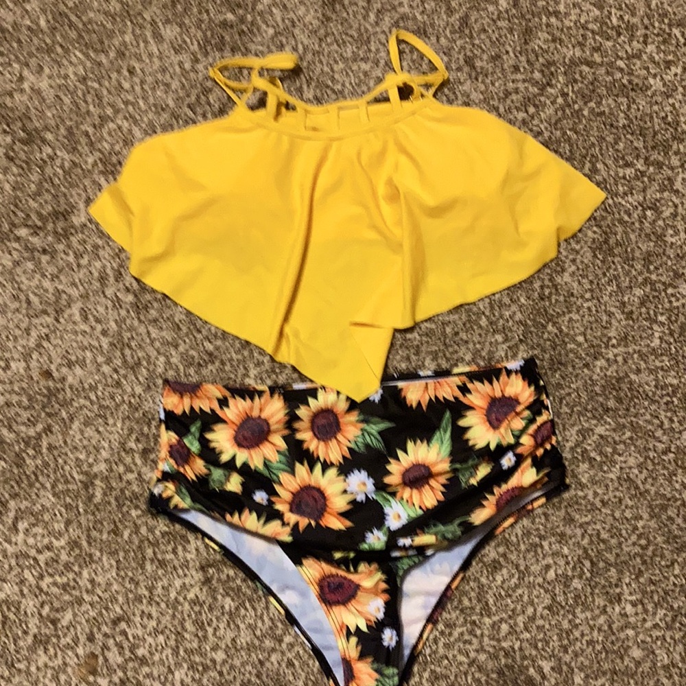 New never worn sunflower 2pc swimsuit. XL